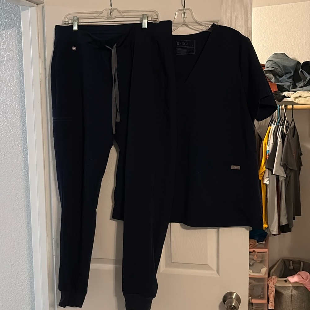 Women’s figs scrubs